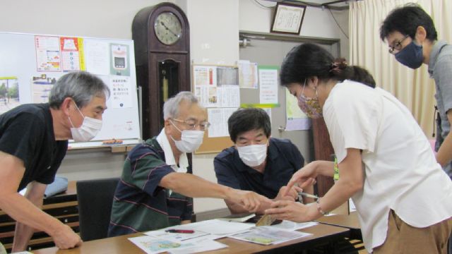 銅駝公園ソーラー安全灯の仕様検討の様子