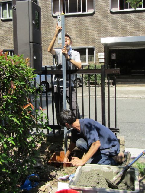 銅駝公園ソーラー安全灯設置の様子