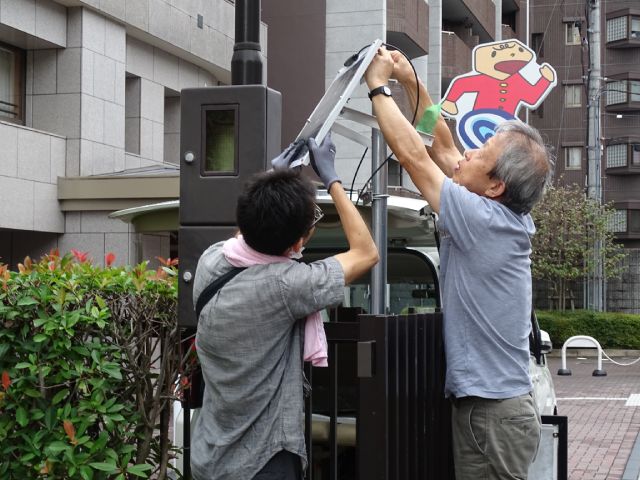 銅駝公園ソーラー安全灯設置の様子