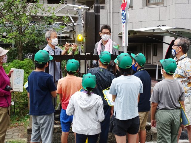 銅駝公園ソーラー安全灯設置の様子を見る御所東小学校5年生