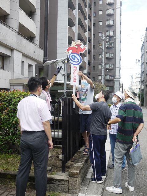 銅駝公園ソーラー安全灯設置の様子