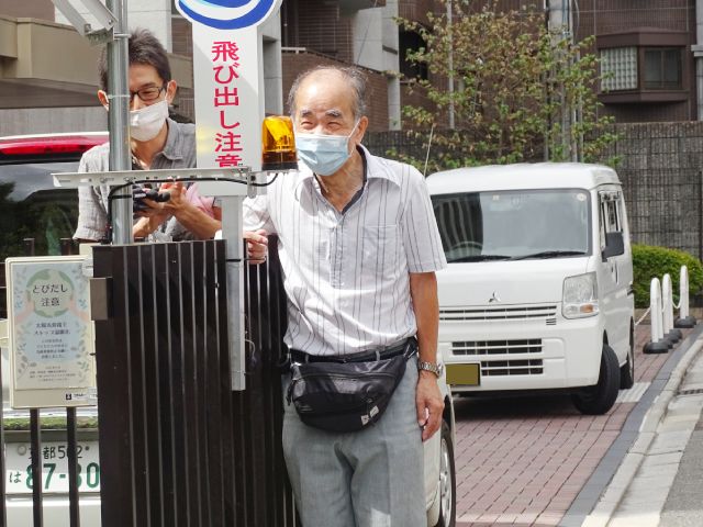 銅駝自治連合会会長による銅駝公園ソーラー安全灯の点灯