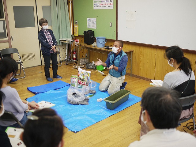 桃山小PTA家庭菜園学習会の様子