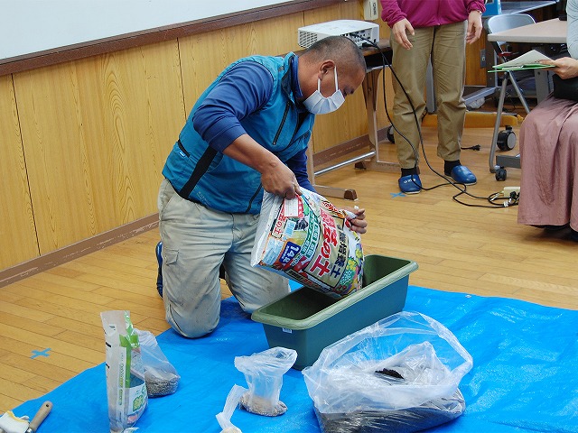 桃山小PTA家庭菜園学習会の様子