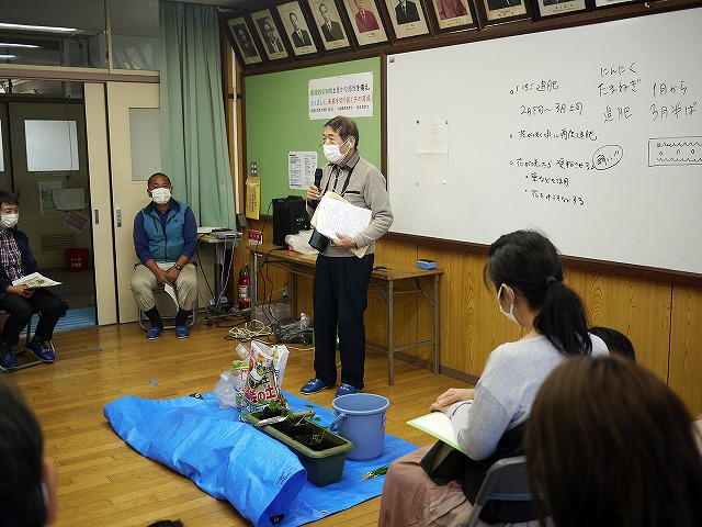 桃山小PTA家庭菜園学習会の様子