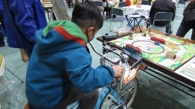 エコ学区サポートセンターの環境ブース出展（自転車発電）