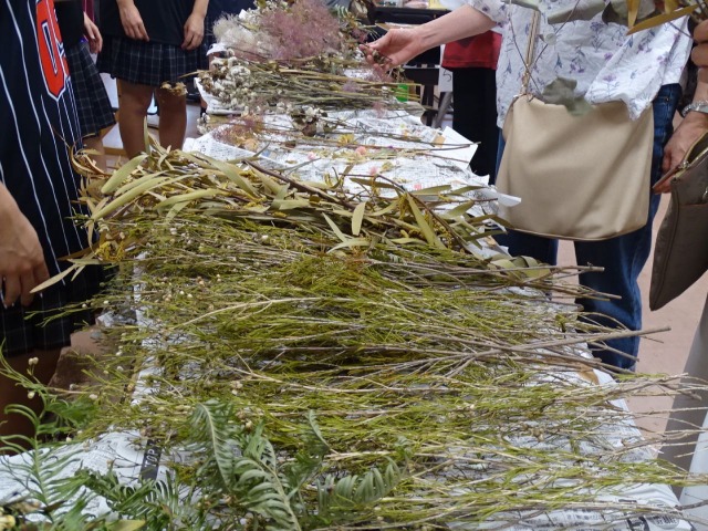 豊園学区・高校生エコ委員が学校文化祭で「フラワーロス」「食ロス」を発信